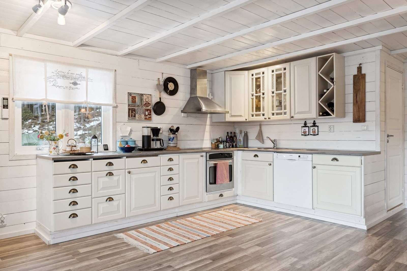 Kjøkkenet har rikelig med skap- og benkeplass. Innredning med laminerte skrog og benkeplater, profilerte MDF fronter med integrert komfyr/platetopp og frittstående kjøle/fryseskap og oppvaskmaskin. Galleribilde