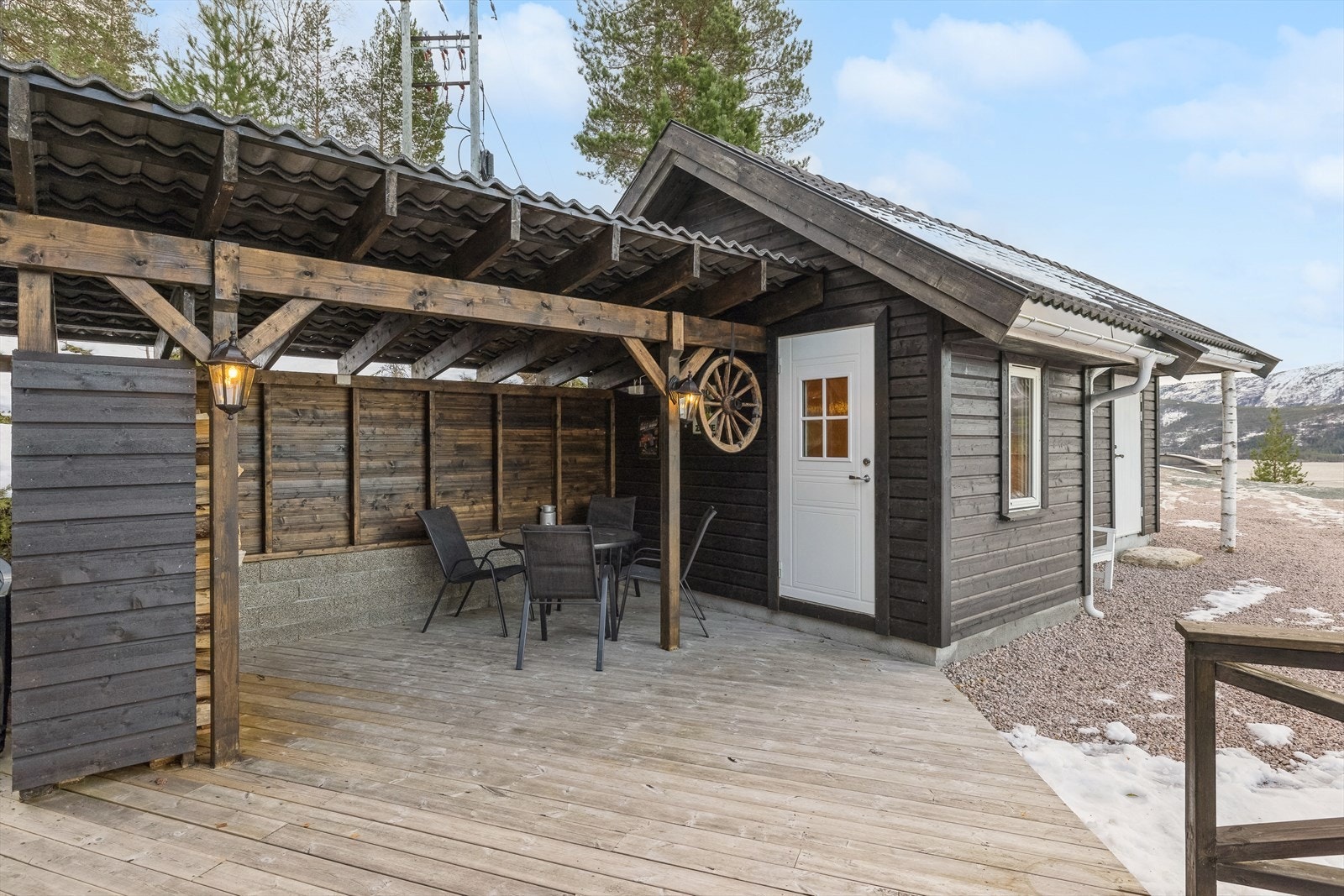 Eiendommen har fine- og pent opparbeidede utesoner. Galleribilde
