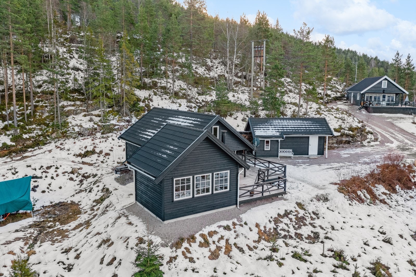Solrik og usjenert beliggenhet i etablert hytteområde med fin utsikt og gangavstand til Nisser med badestrand og båtplass, ca 10 min til Nissedal sentrum og 20 min til Vrådal alpinsenter. Galleribilde