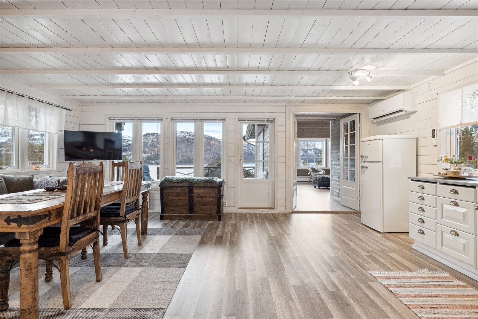 På kjøkkenet/spisestuen er det montert inn en varmepumpe. Varmepumpe gir økt komfort og lavere strømkostnader. Varmer vinterstid, kjøler sommerstid. Galleribilde