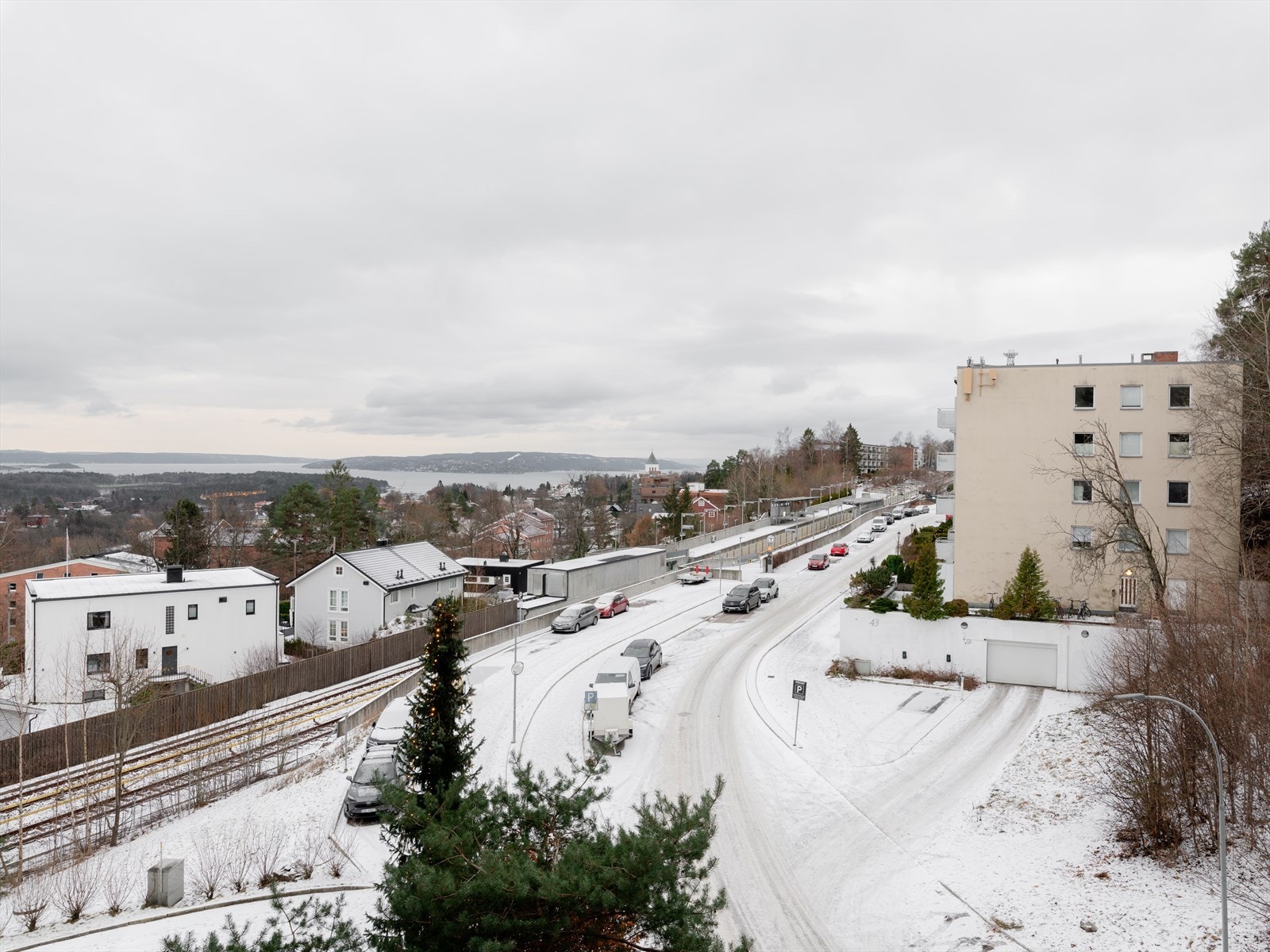 Kort avstand til T-bane (kun 3 stopp til Majorstuen) - i tillegg godt med parkering rett utenfor Galleribilde