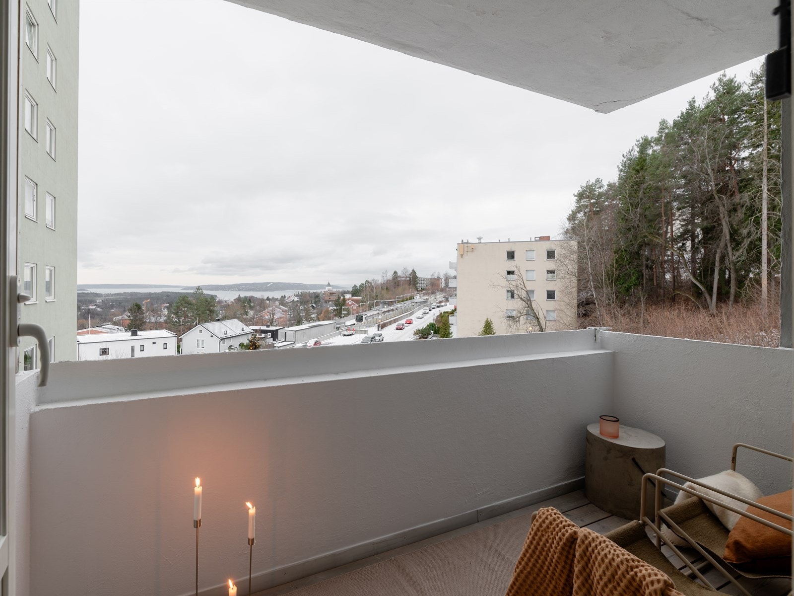 Balkongen er sydøstvendt og har sol gjennom ettermiddagen fra ca. kl.12-17 Galleribilde