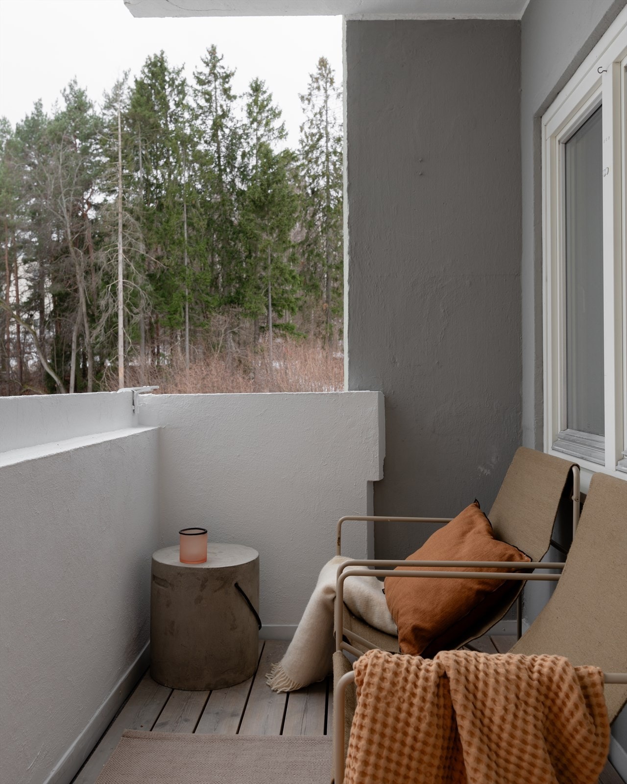 Balkongen har plass til diverse utemøblementer Galleribilde