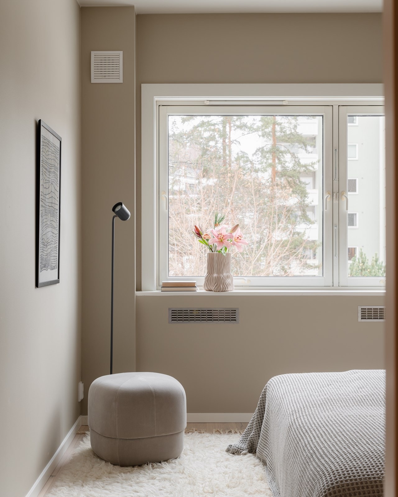 Innebygde radiatorer med luftespalter - varmtvann og fyring er inkludert Galleribilde