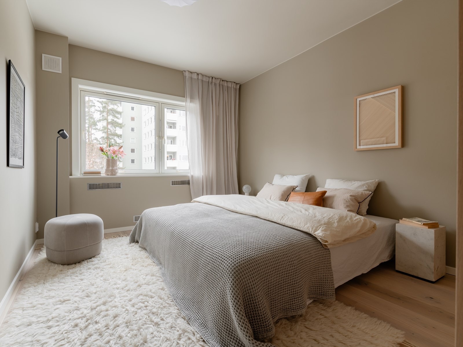 Hovedsoverommet er av god størrelse med plass til dobbeltseng, nattbord og godt med garderobeskap Galleribilde