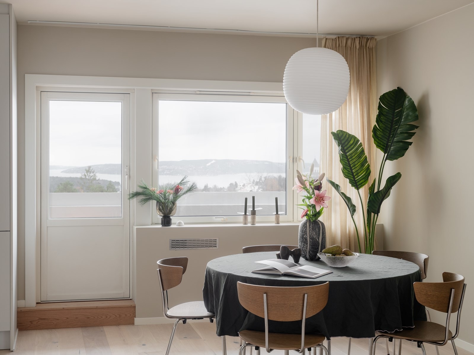 Fra spisestuen er det utgang til en herlig balkong på 5 kvm Galleribilde