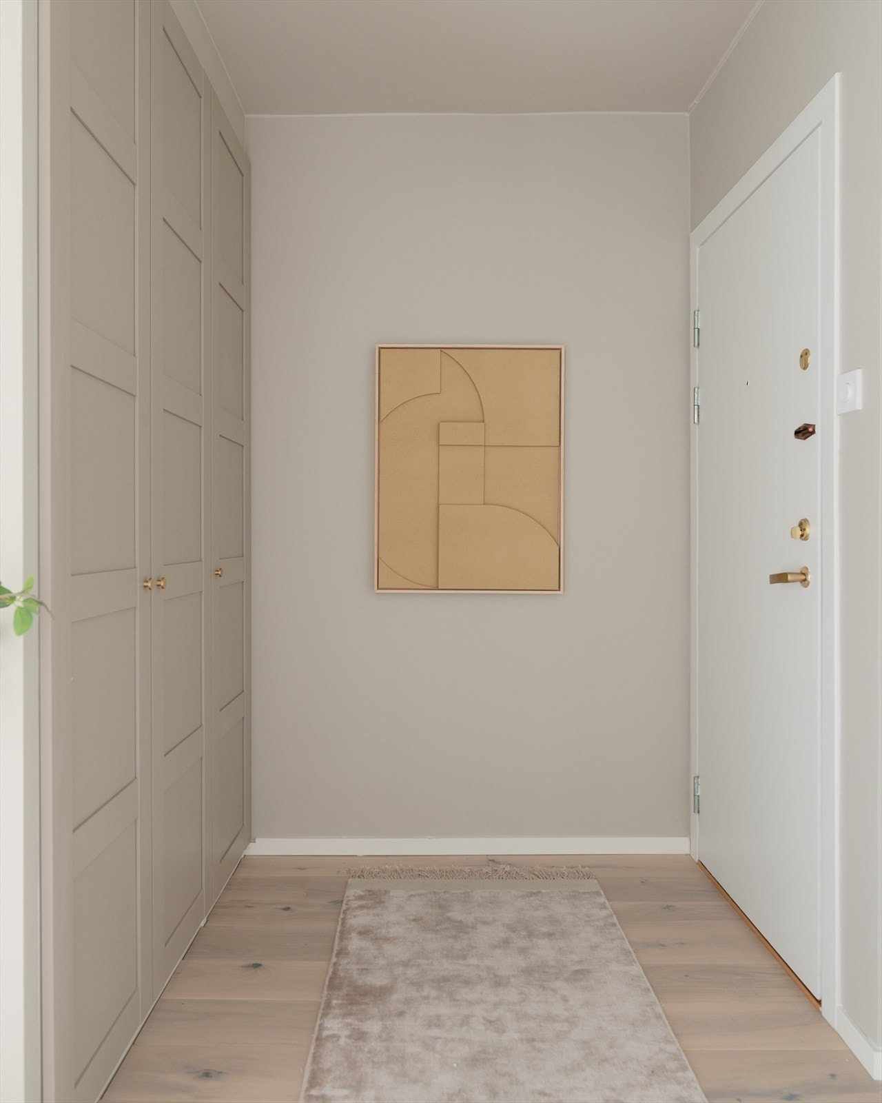 Entrè - Godt med oppbevaringsplass i garderobeskap Galleribilde