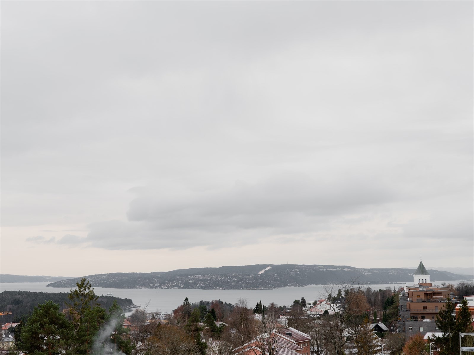 Nydelig utsikt over fjord og by Galleribilde