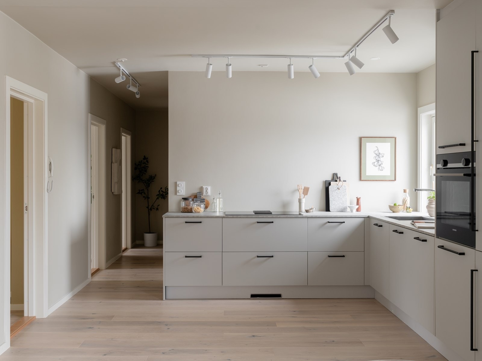 Kjøkkeninnredningen er med slette fronter og integrerte hvitevarer fra Siemens Galleribilde