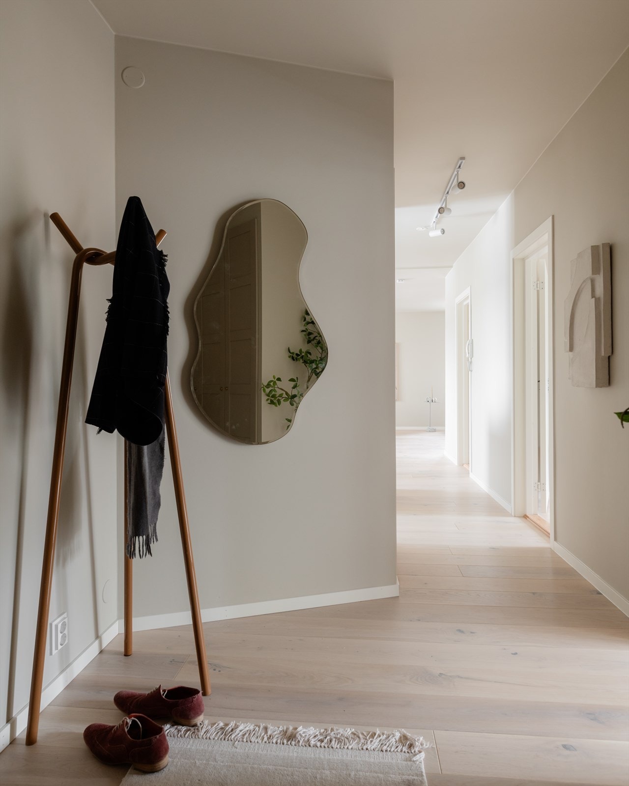 Romslig entré med plass til å henge fra seg yttertøy Galleribilde