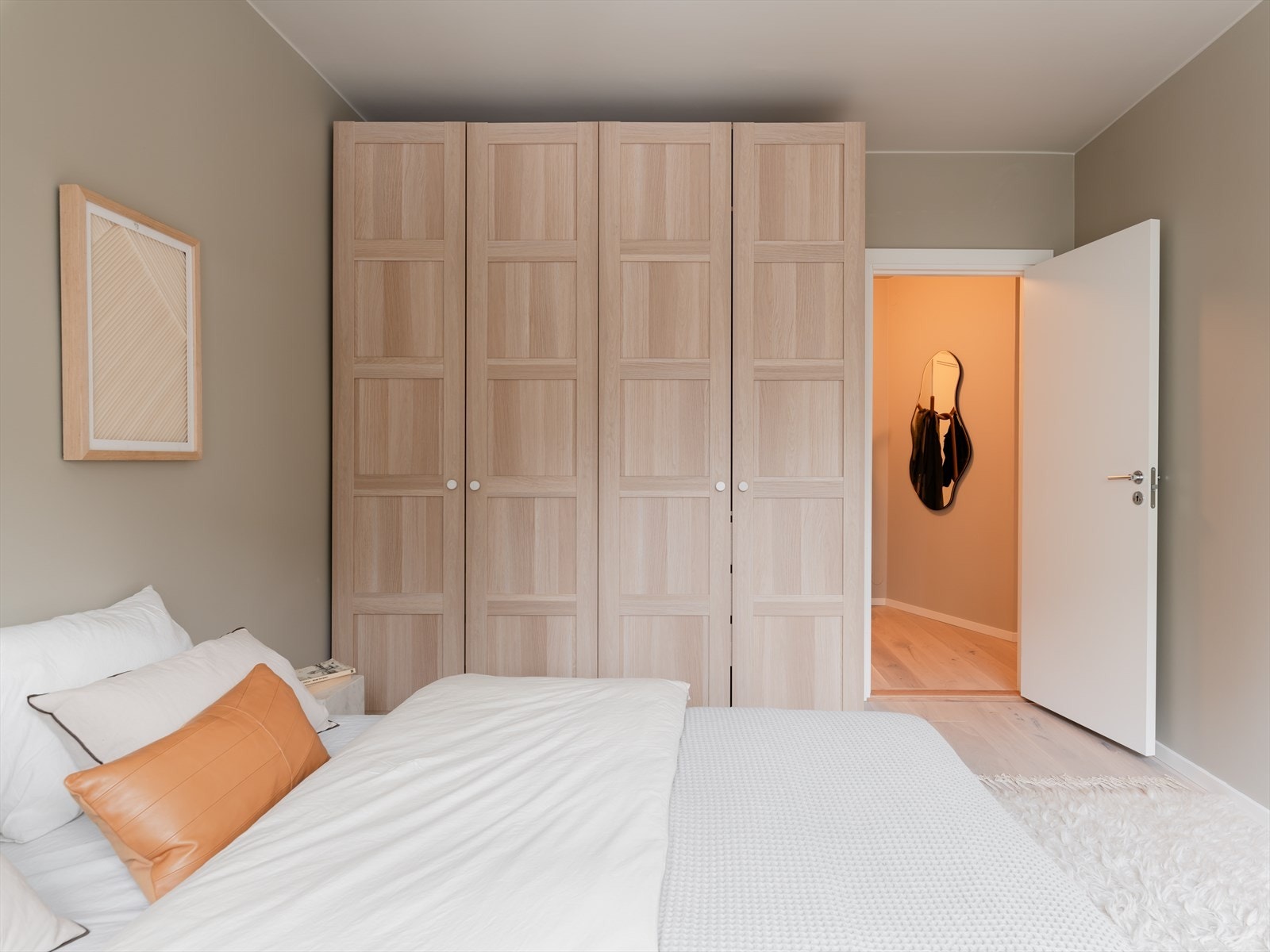 Hovedsoverom - God plass til oppbevaring i dobbelt garderobeskap Galleribilde