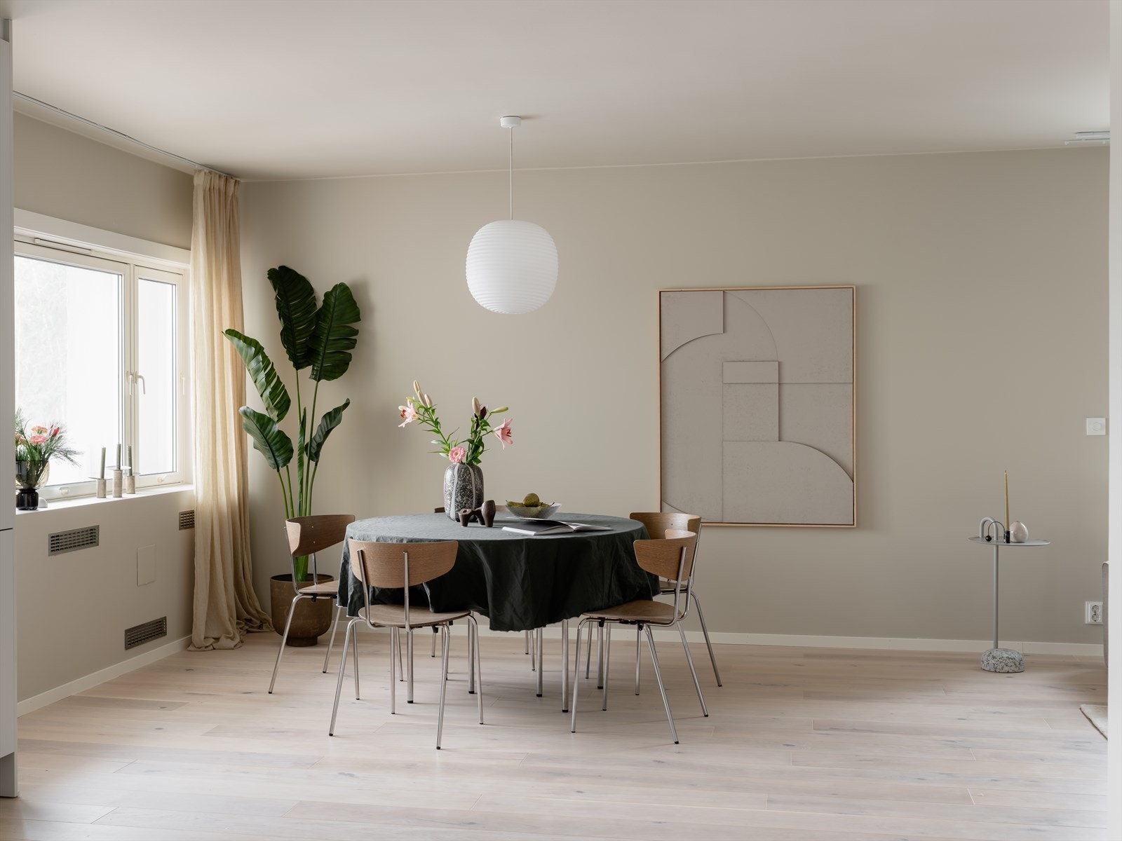 I hele leiligheten er det lagt fin 1-stavs parkett og gjort tidsriktige fargevalg Galleribilde