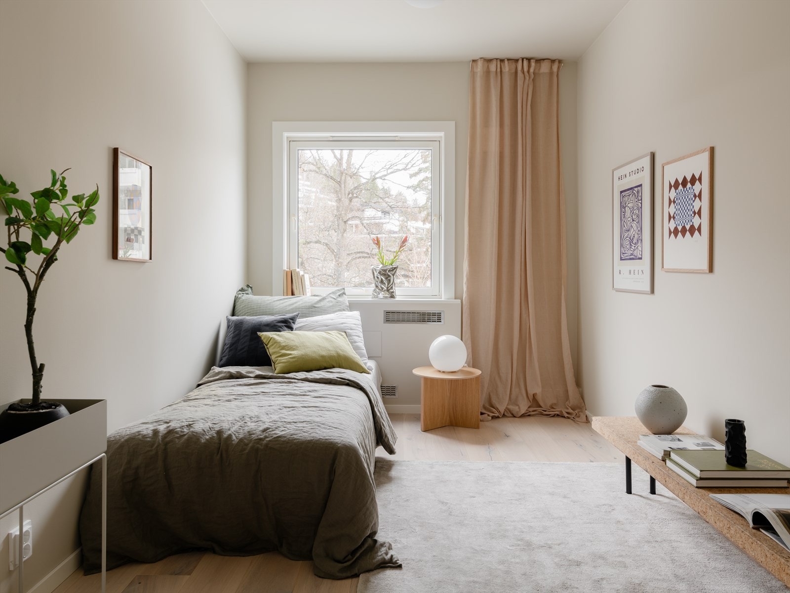 Soverom 2 med god plass til dobbel- eller enkeltseng og garderobe Galleribilde