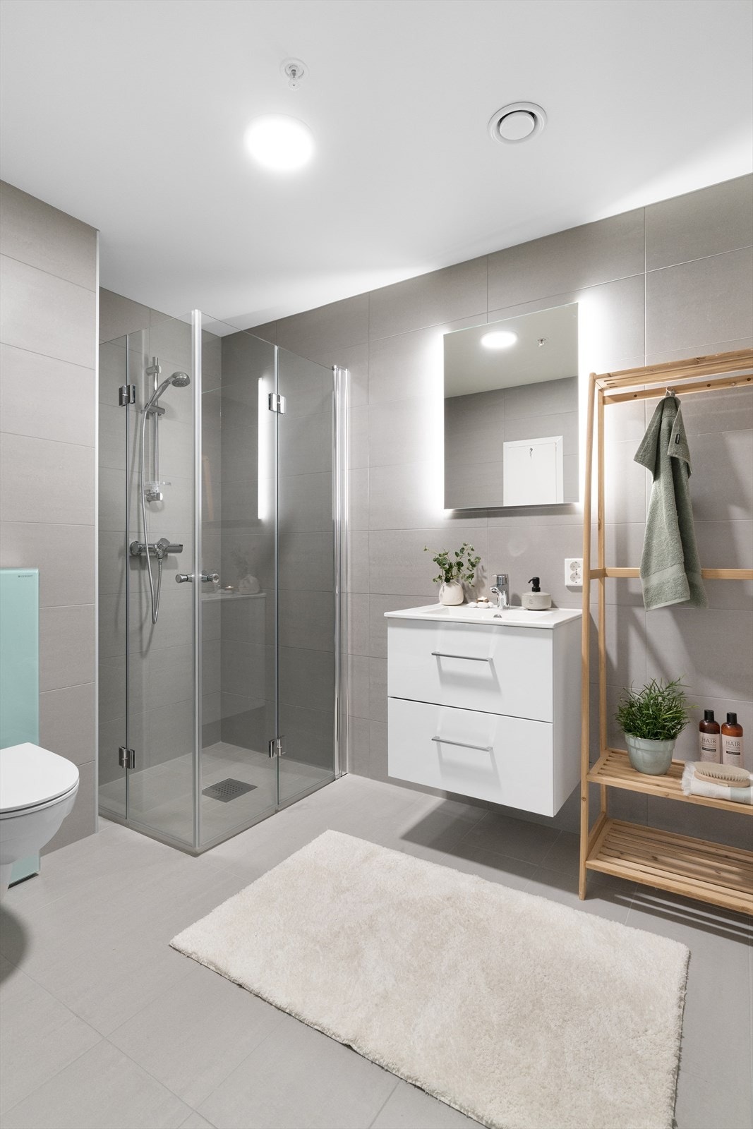 Badet har flislagte overflater med varmekabler i gulv. Galleribilde