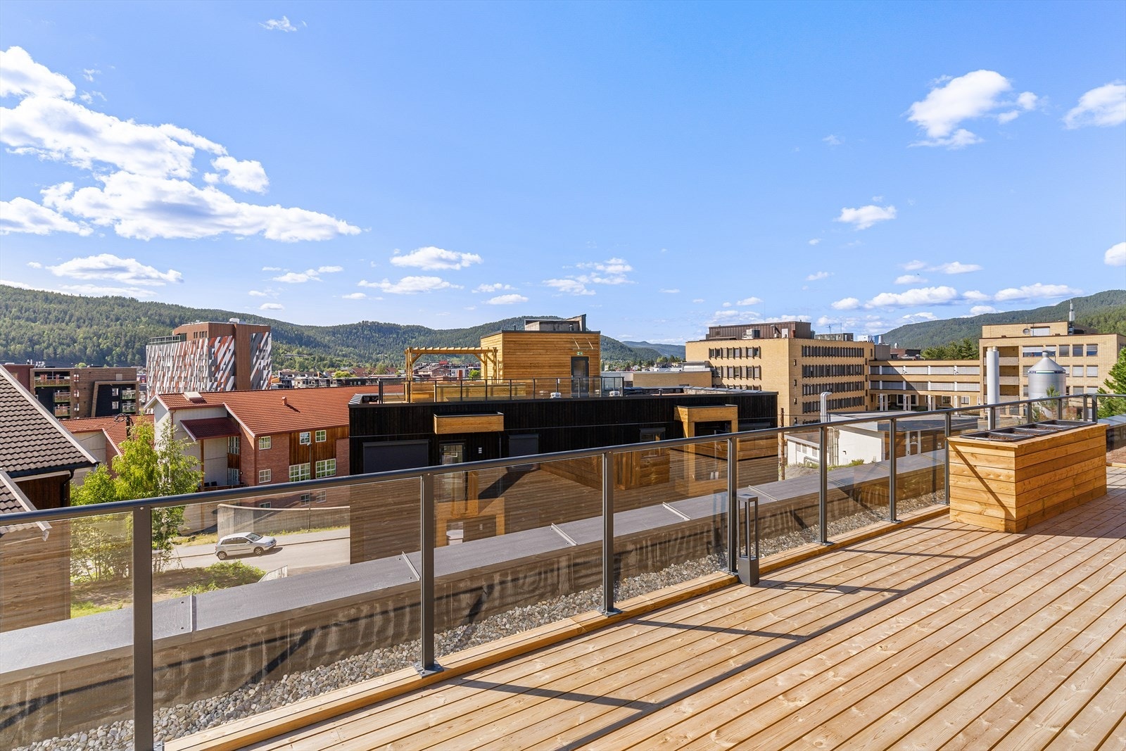 Her kan man nyte jazzfestivalen, og late sommerdager fra takterrassen. Sola hele dagen, og vidstrakt utsikt. Galleribilde