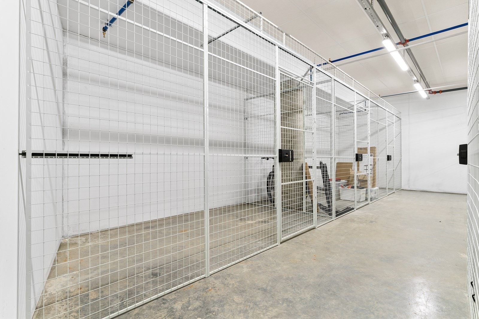 Leiligheten har den største sportsboden i hele sameiet. Her har man god lagringsplass i innvendig anlegg i bakkant av garasjekjeller. Galleribilde