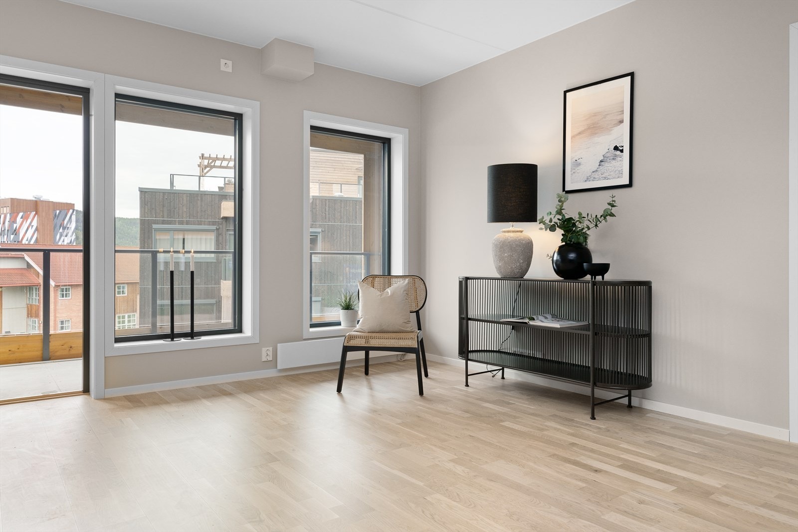 Store vindusflater sørger for rikelig med naturlig lys. Galleribilde