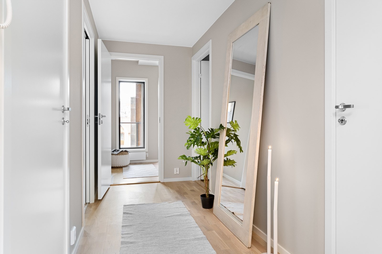 Velkommen inn! Gang med god veggplass. Galleribilde