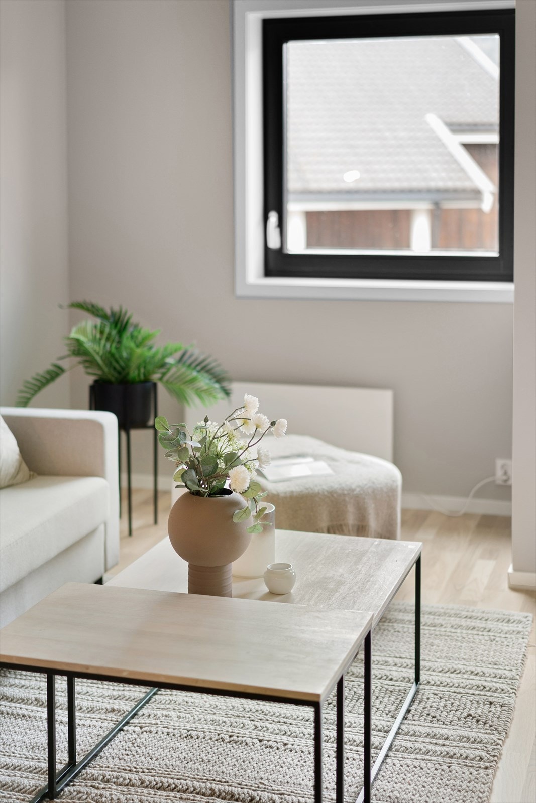 Stuen har lys, moderne parkett på gulv. Galleribilde