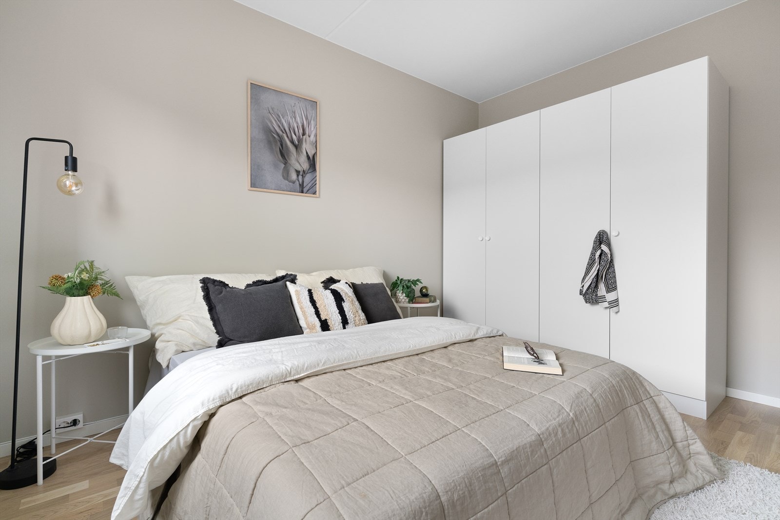 Det er god plass til dobbeltseng og garderobeskap. Galleribilde