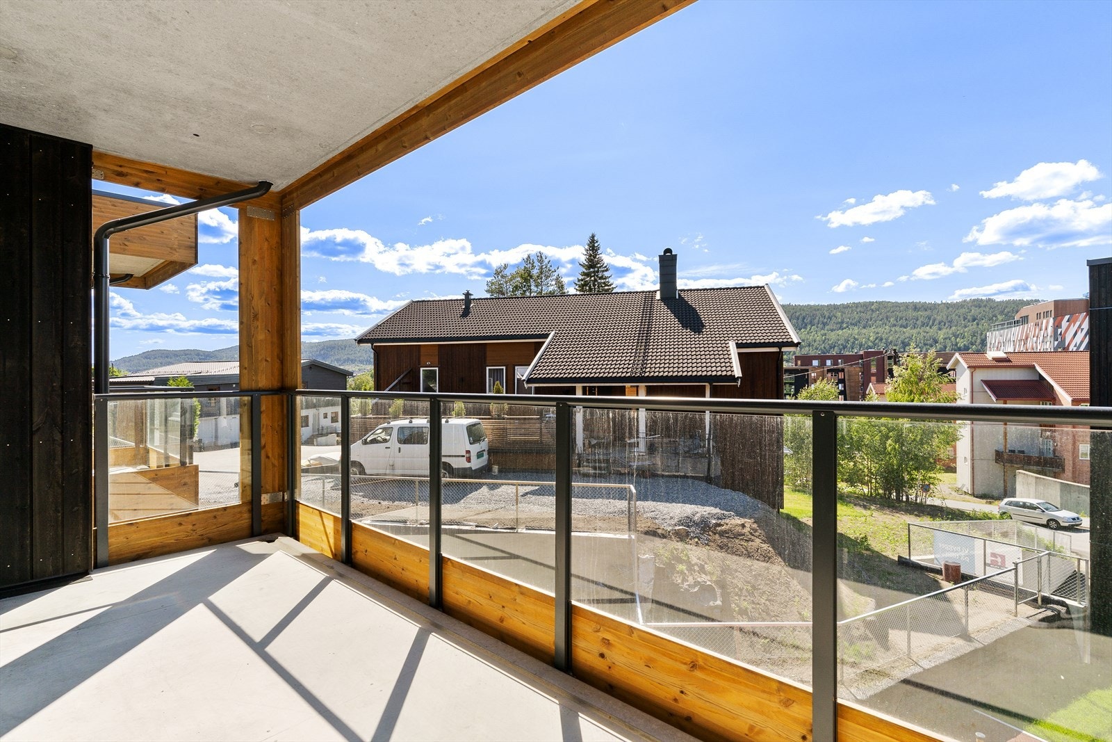 Takoverbygget gir god luning. Vestvendt beliggenhet sikrer lang solgang fra Skrimfjellene i syd, mot bysnetrum og Numedal i vest. Galleribilde