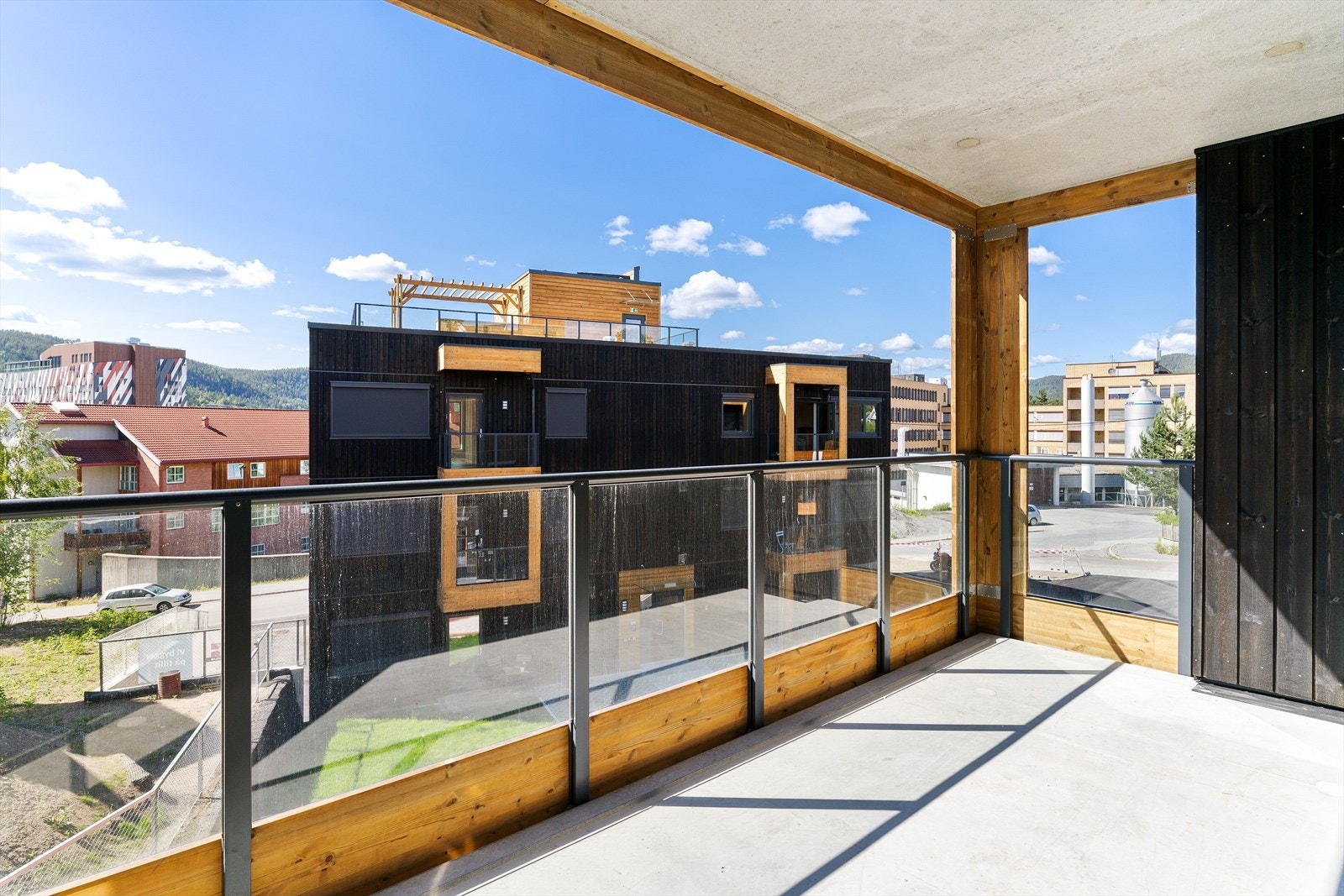 Leilighetens private balkong ligger i tredje etasje, og er av god størrelse, med takoverbygg og glassrekke i front. Galleribilde