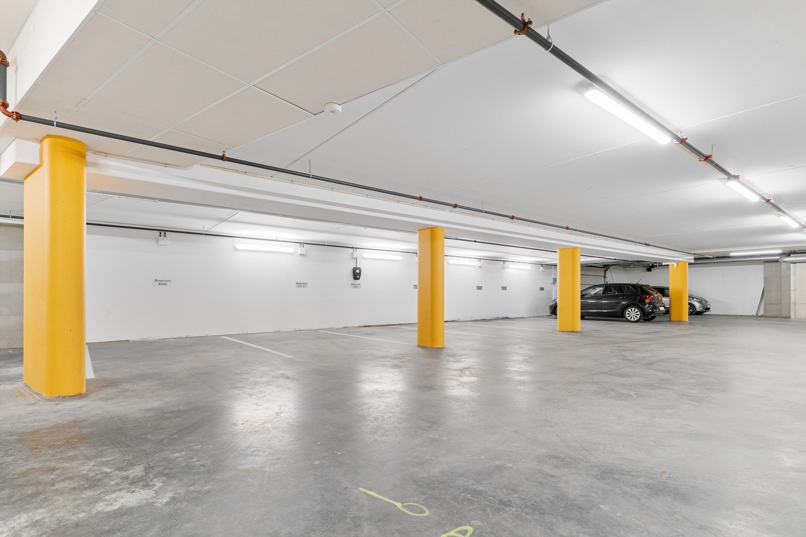 I sameiet medfølger det egen garasjeplass i kjelleren. Romslig og merket med leilighetens H-nummer. Galleribilde