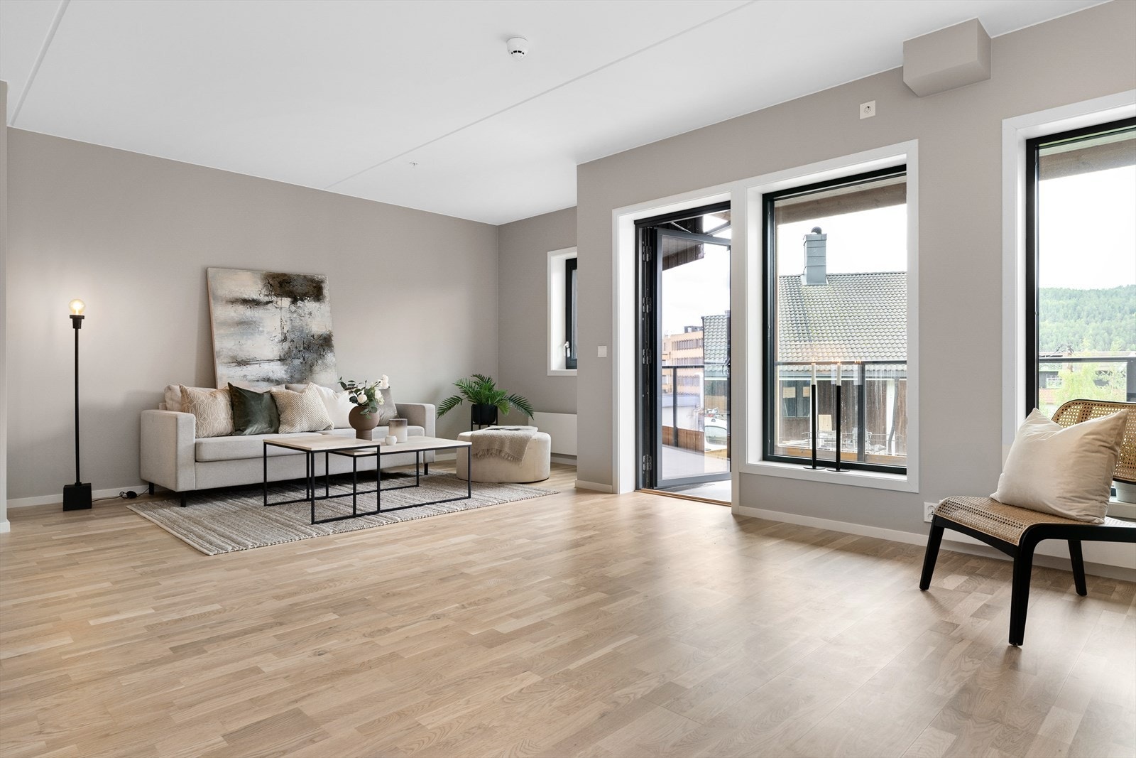 Leiligheten har en lys og innbydende stue. Galleribilde