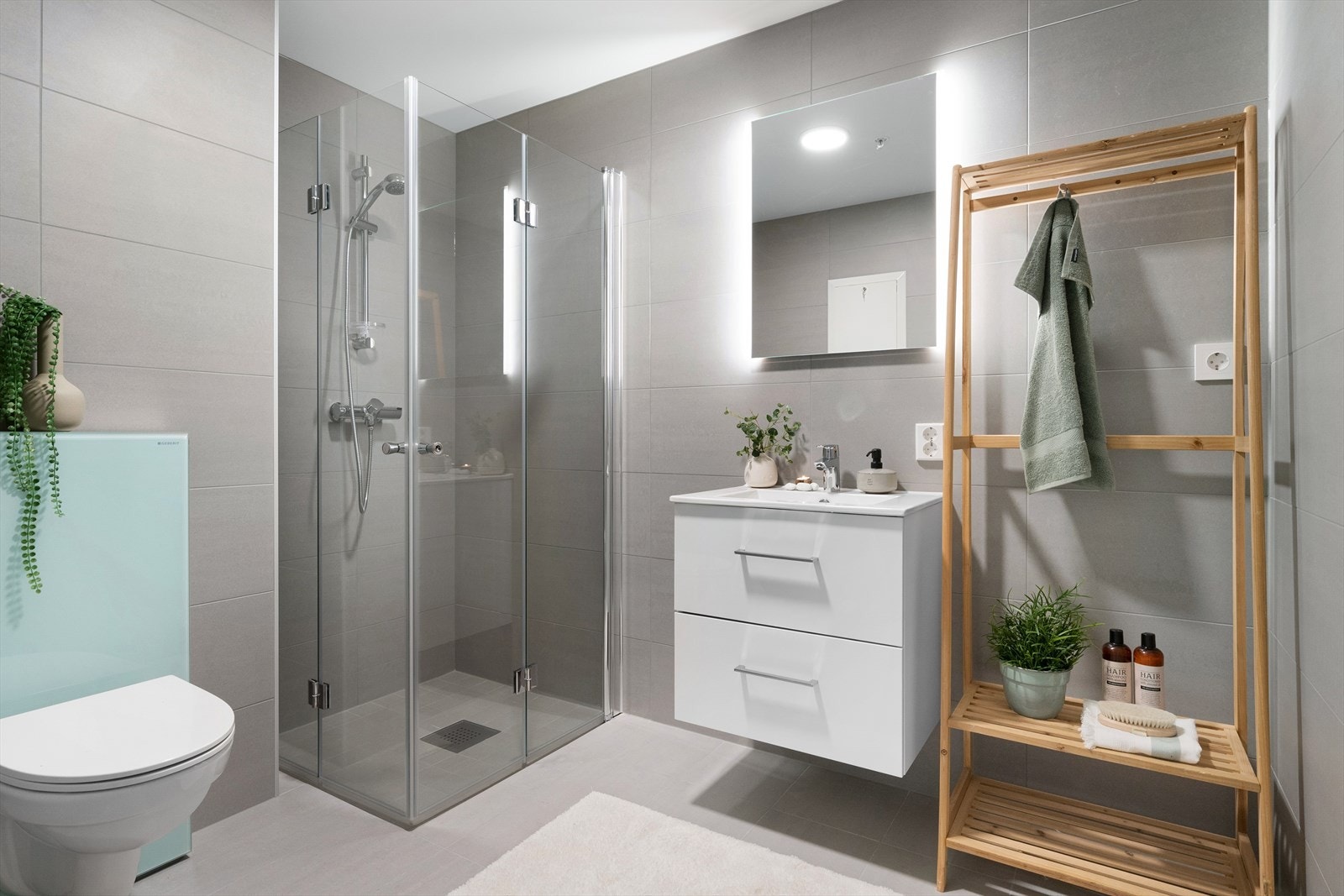 Leiligheten har et lekkert og moderne bad og vaskerom. Galleribilde