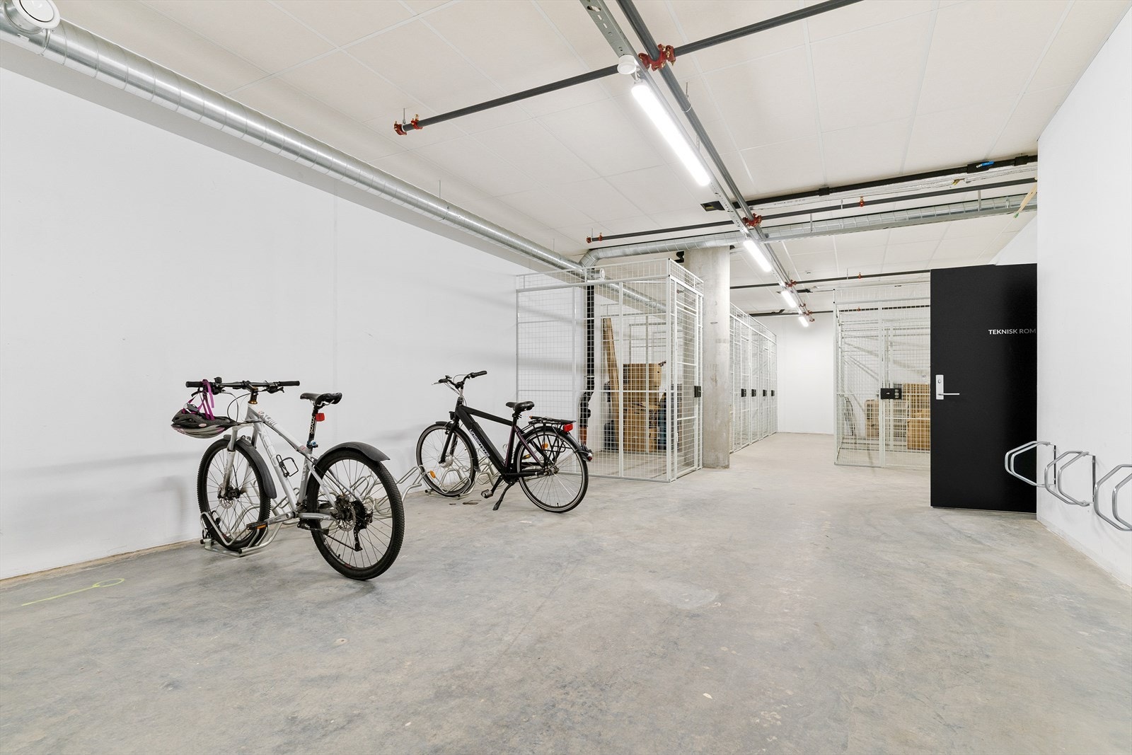 Sameiet har felles innvendig sykkelparkering. Her kan man trygt lagre sykkelen, og slipper å tenke på våte seter mv. Galleribilde