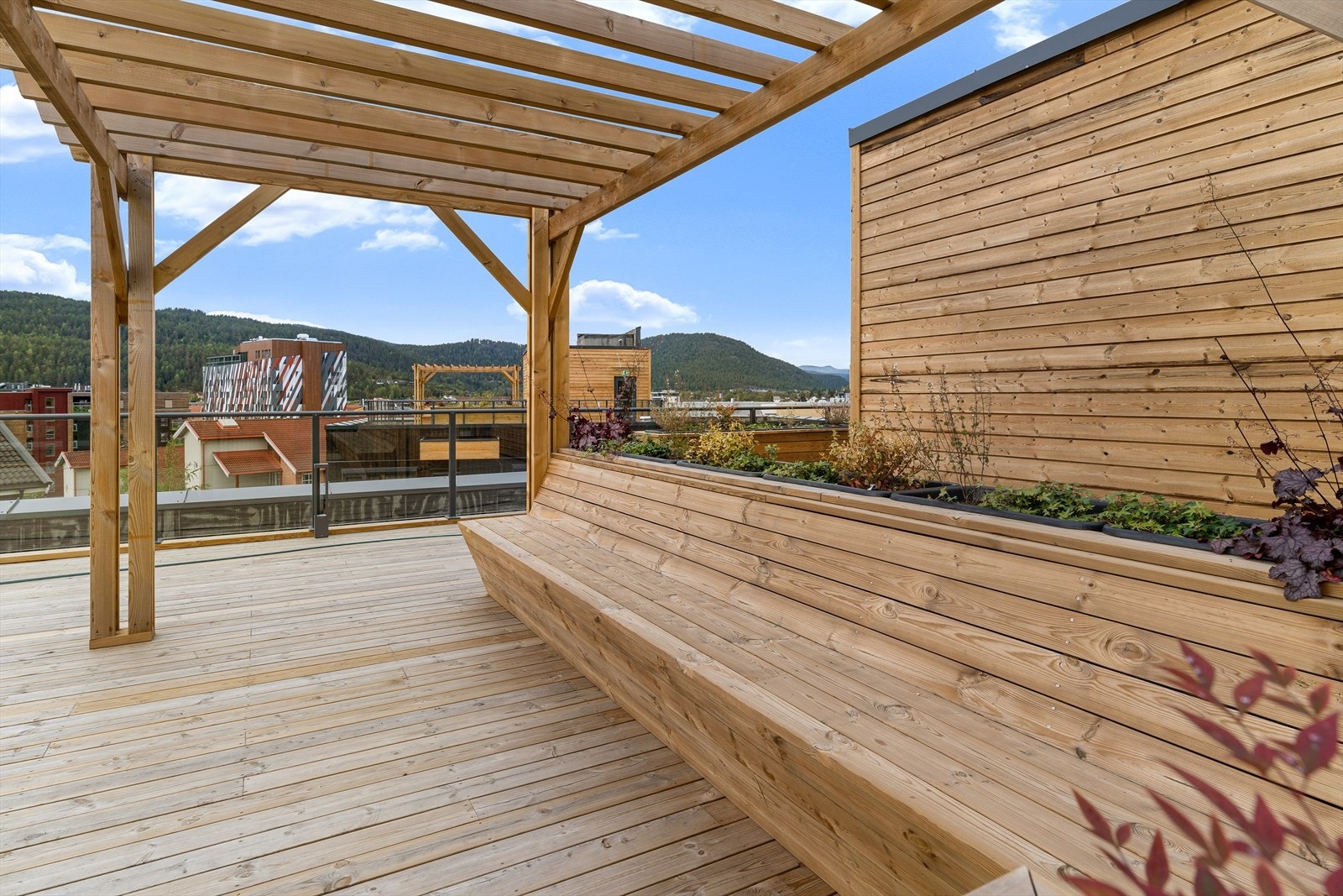 Takterrassen er innredet med benker og god sitteplass. Galleribilde