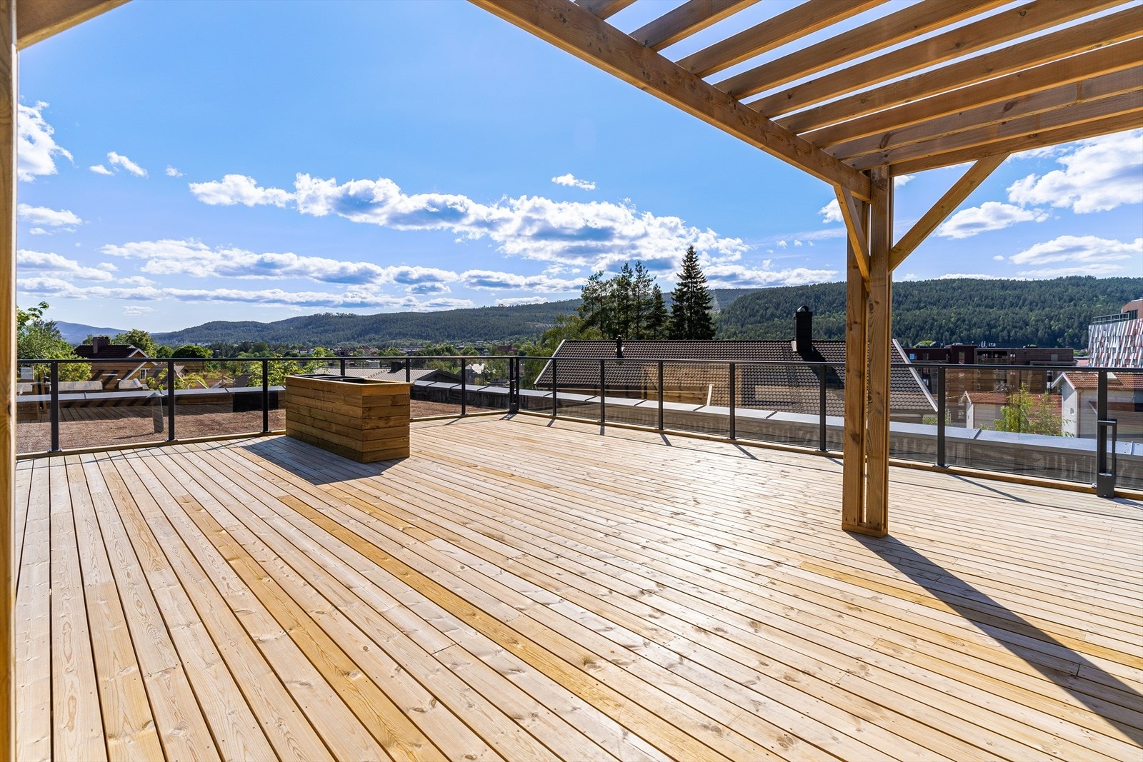 Egen pergola er plassbygd, med sittebenker og god luning. Galleribilde