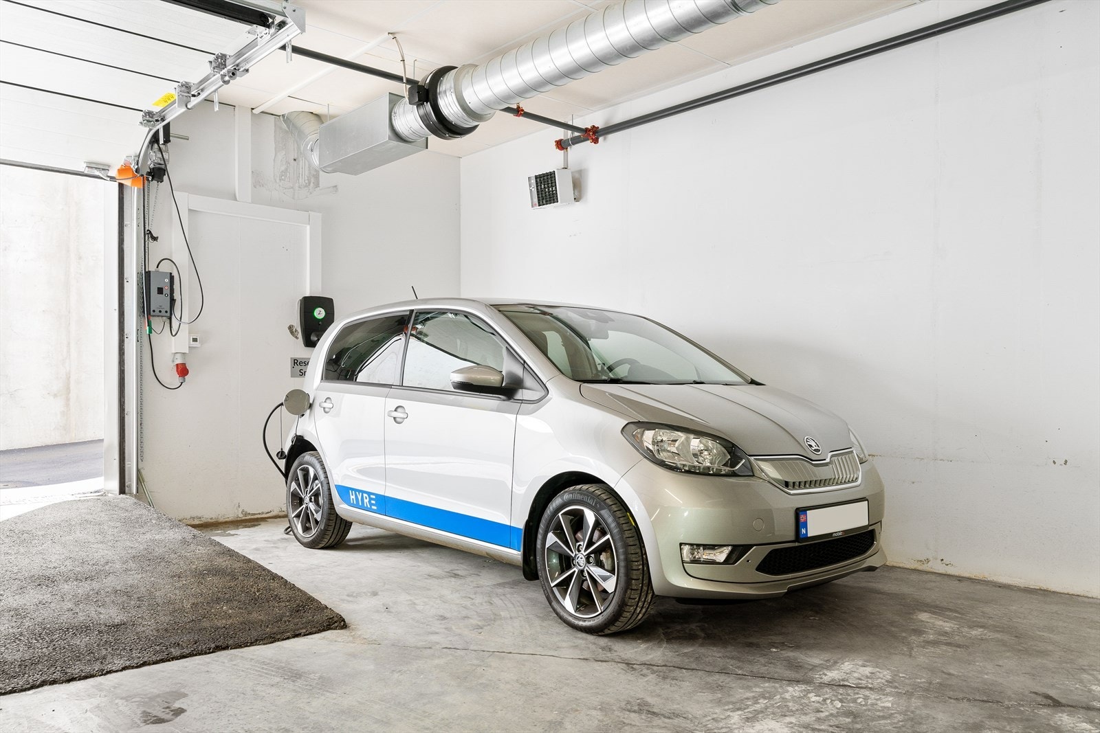 Et moderne sameie, med fremtidsrettede løsninger. Her ser man avbildet ''HYRE''-bilen som er del av en felles bildelingsordning for sameierne. Her kan man ''leie'' bil ved behov, da denne står fast i sameiets garasje. Galleribilde