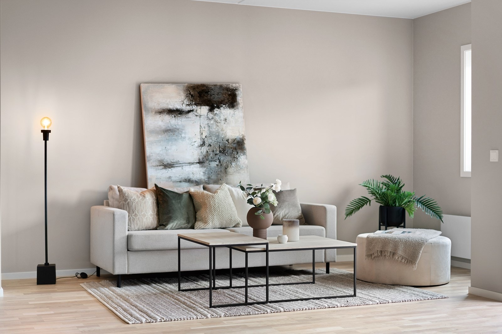 Stuen er romslig, som gir plass til å kunne møblere med flere ulike møbelgrupper i soner. Galleribilde