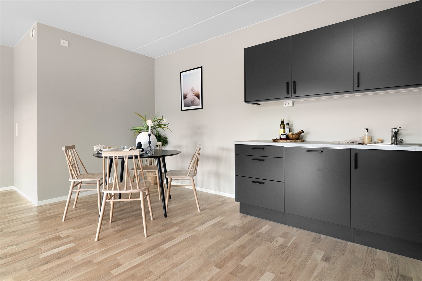 Kjøkkenet er levert av den norske kvalitetsleverandøren, Sigdal kjøkken. Galleribilde