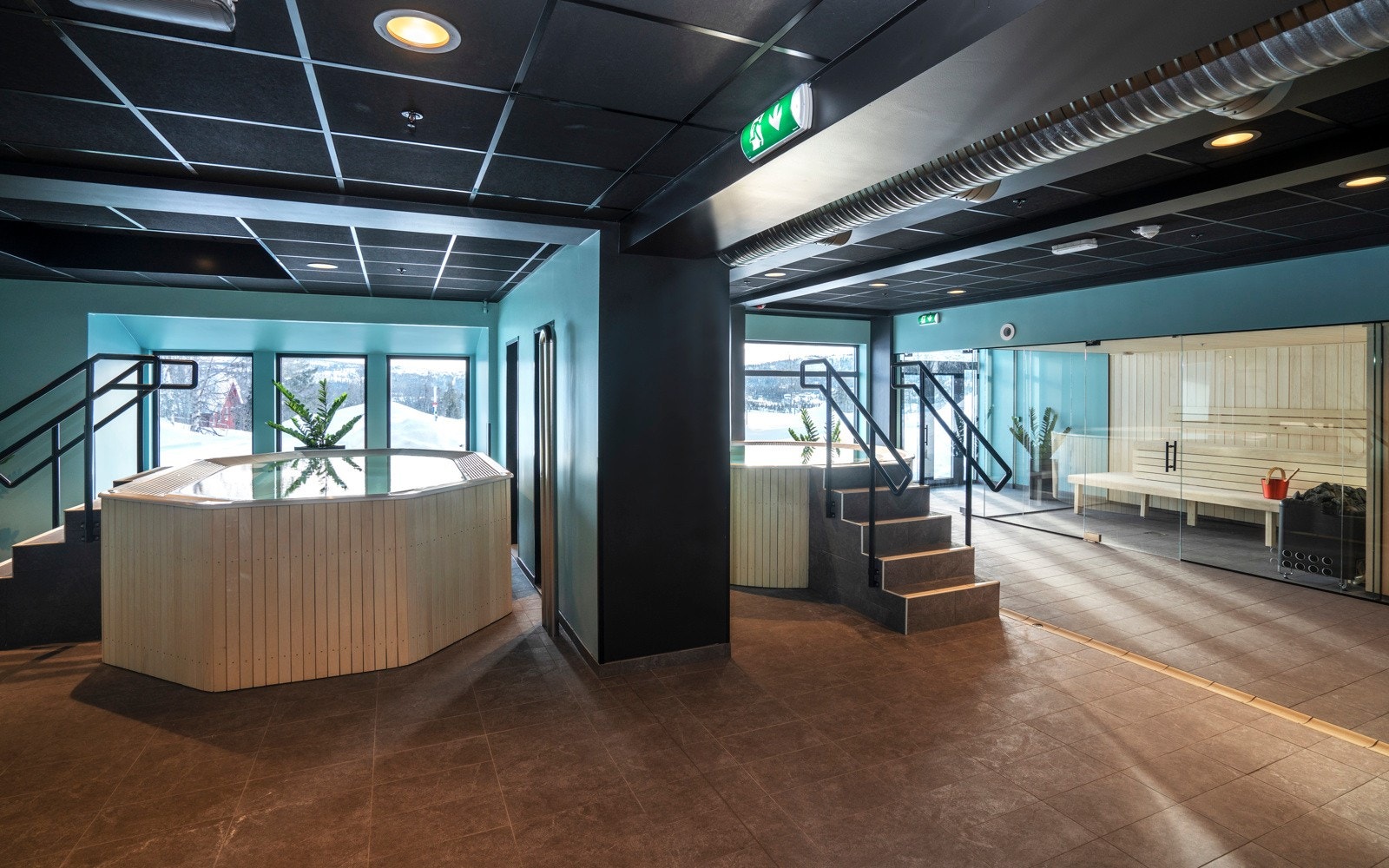 Spa-avdeling med 2 boblebad og badstuer Galleribilde