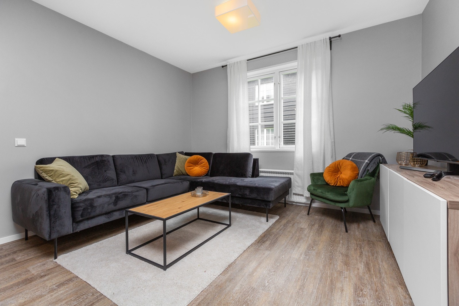 Leiligheten fremstår moderne med tidsriktige farge- og materialvalg Galleribilde