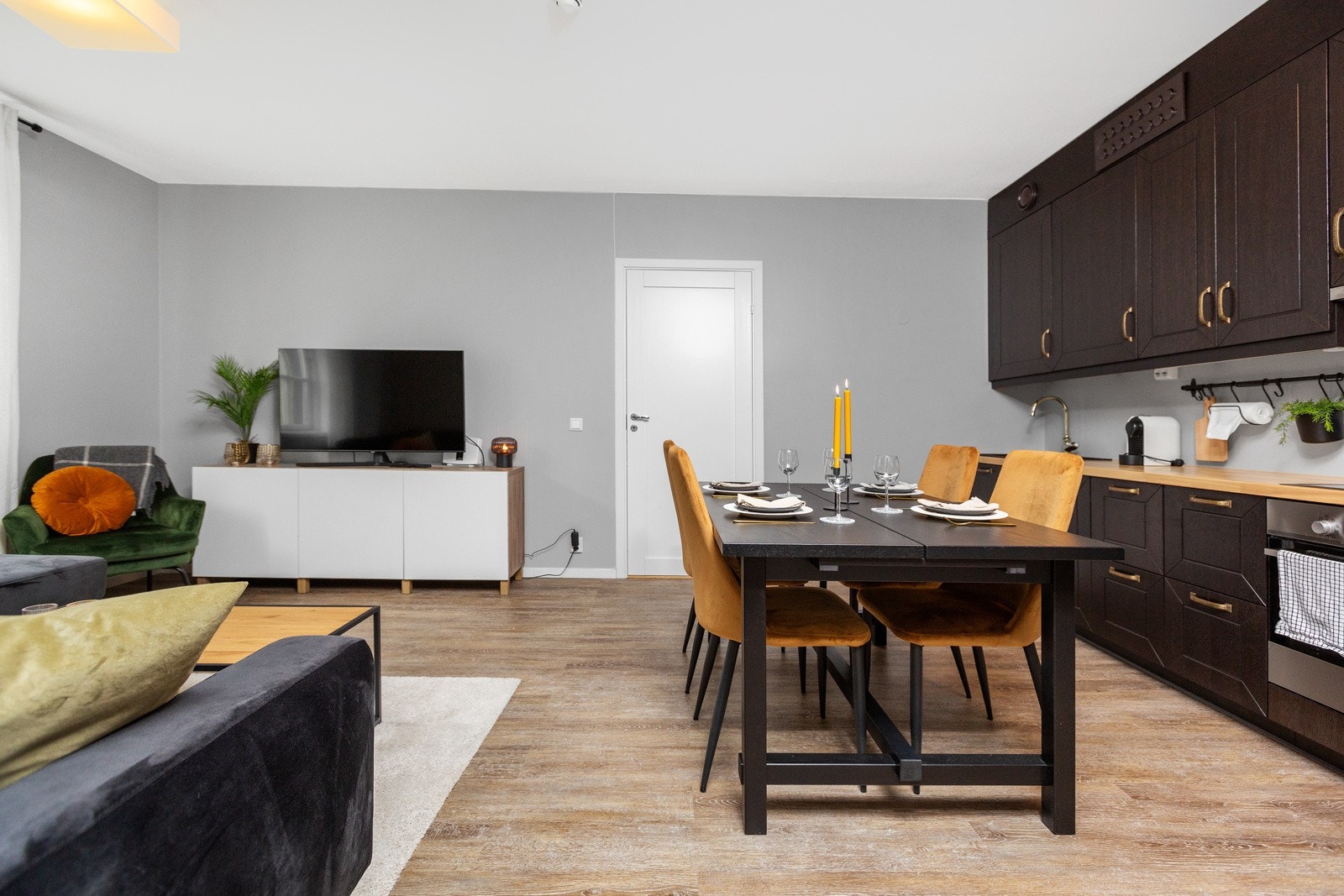 Stue og kjøkken ligger i åpen løsning Galleribilde