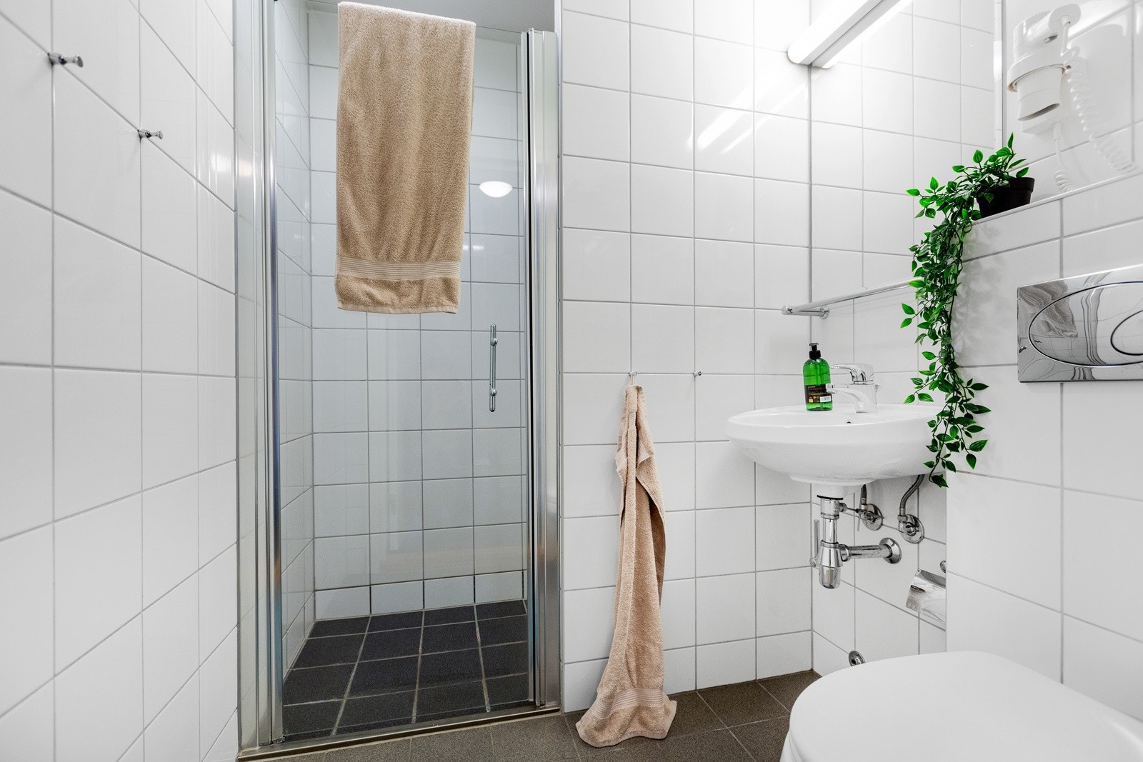 Det er behagelig gulvvarme på begge badene Galleribilde