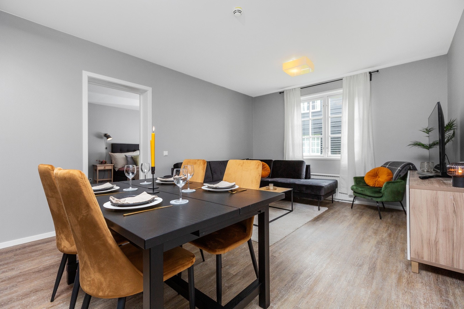 Leiligheten ble modernisert i perioden 2017-2019 og har bl.a. nye overflater på stua og nytt kjøkken Galleribilde