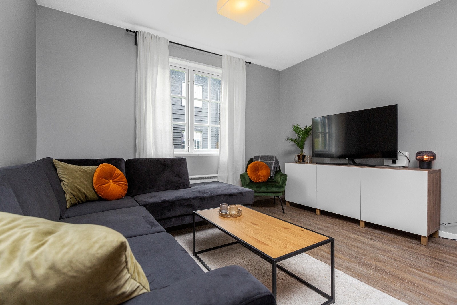 Leiligheten ble modernisert i perioden 2017-2019 og har bl.a. nye overflater i stuen Galleribilde