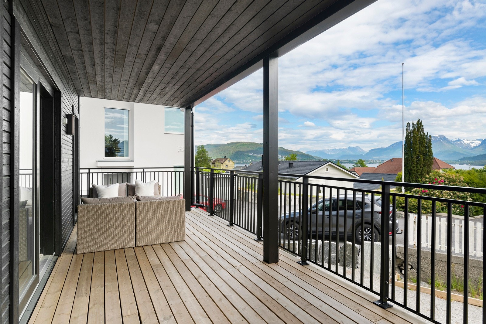 Verandaen ligger usjenert til og gir god ly for vær og vind. På solskinnsdager kan solen nytes med lite innsyn og høy trivsel. Galleribilde
