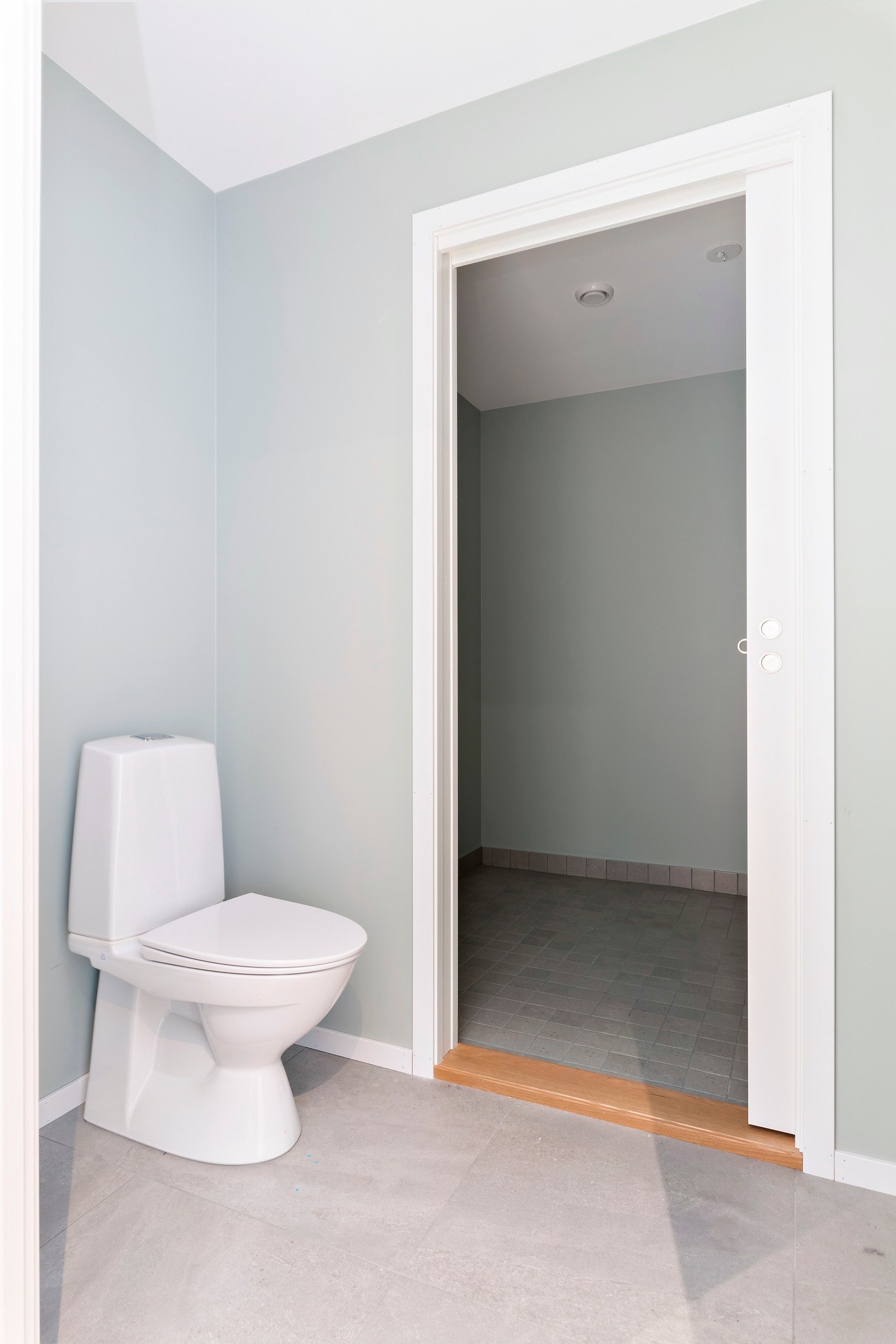 Wc-rom i sammenheng med vaskerommet. Galleribilde