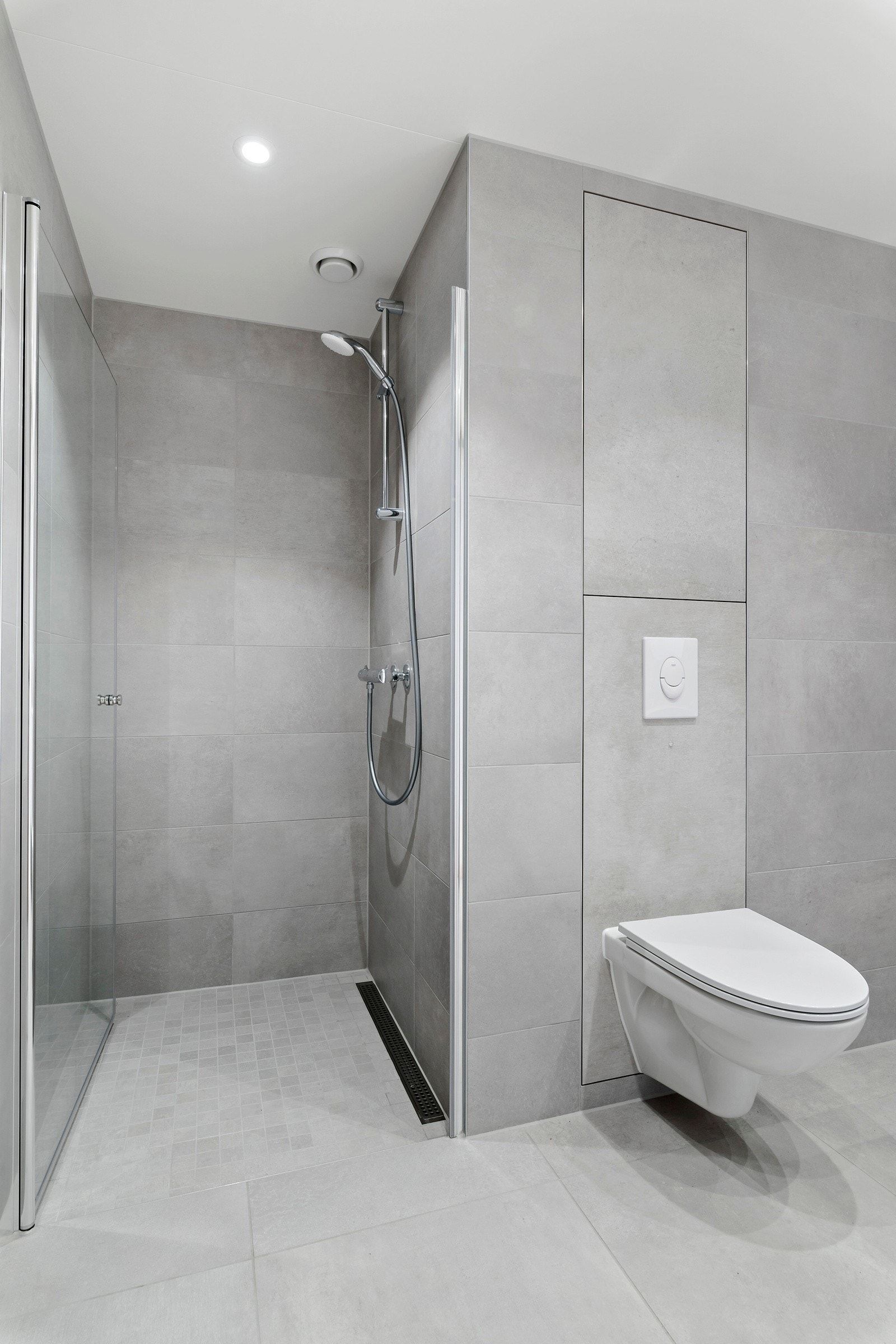 Badet har varme i gulvet, en fin dusjnisje, vegghengt toalett, spotter i himlingen, servant med oppbevaring og speilskap. Galleribilde
