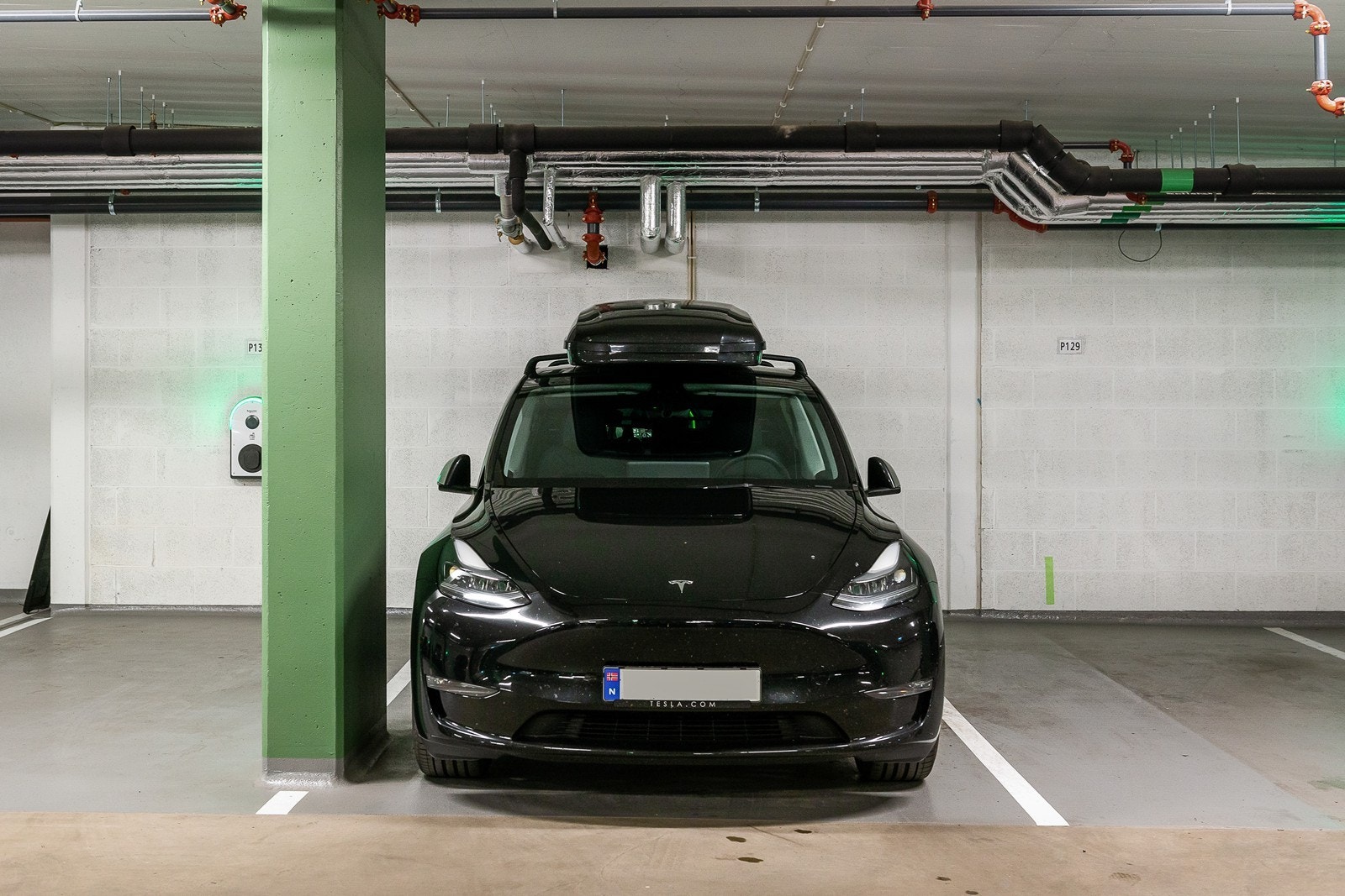 Garasjeplass med el-bil lader Galleribilde