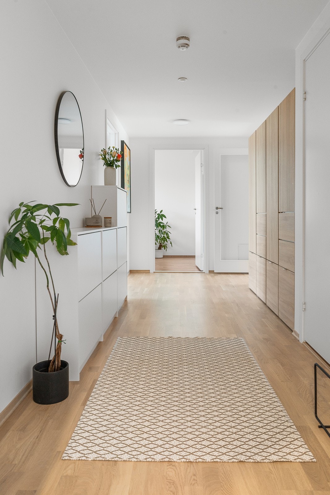 Romslig inngangsparti med god plass til garderobeskap og oppbevaringsmøbler Galleribilde