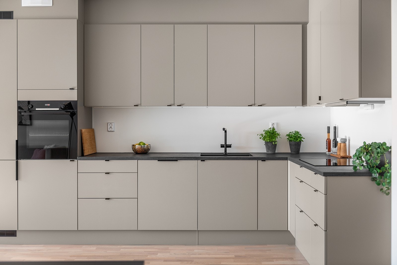 Godt med oppbevaringsplass i innredningen - Plass til kjøkkenøy om ønskelig Galleribilde