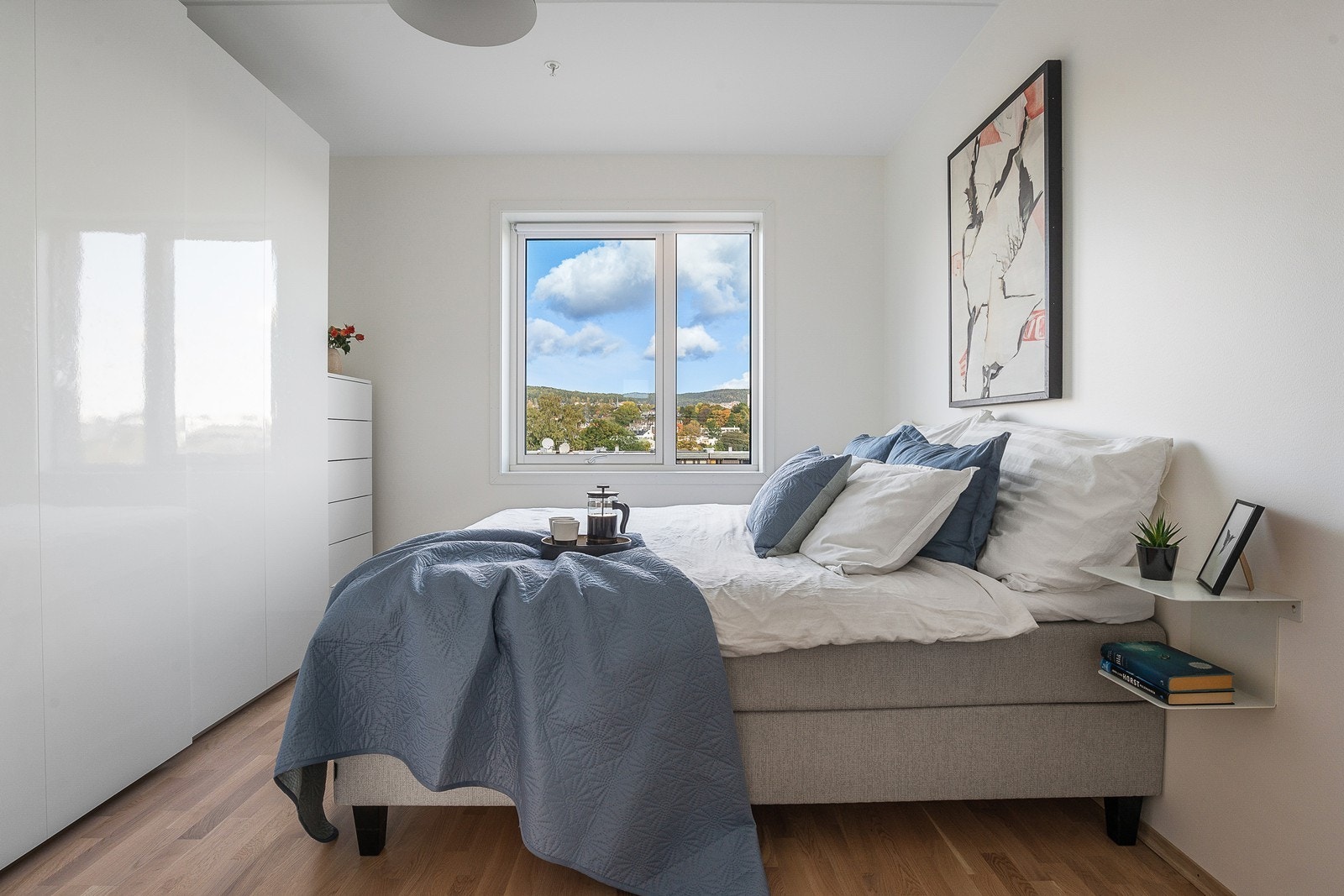 Hovedsoverom med god plass til garderobeskap, dobbeltseng og nattbord - Utsikt mot Grefsenkollen og Lillomarka Galleribilde