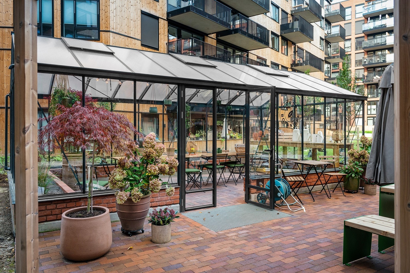 Det er lagt vekt på grønne fellesområder til glede for beboerne Galleribilde