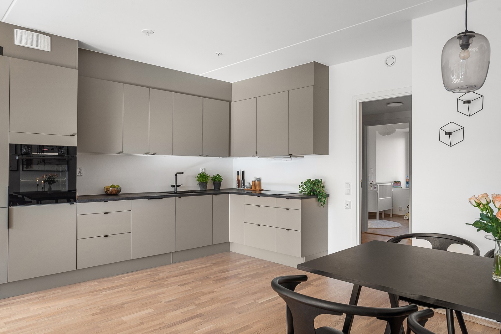 Pen kjøkkeninnredning fra HTH med integrerte hvitevarer Galleribilde